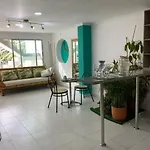 Habitación oliva con baño compartido cerca al aeropuerto