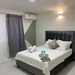 Habitación oliva con baño compartido cerca al aeropuerto